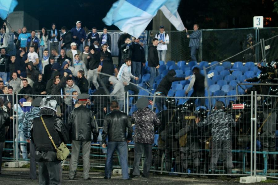 «Футбол особого режима»: фоторепортаж с западной трибуны «Балтики» на матче с «Зенитом»